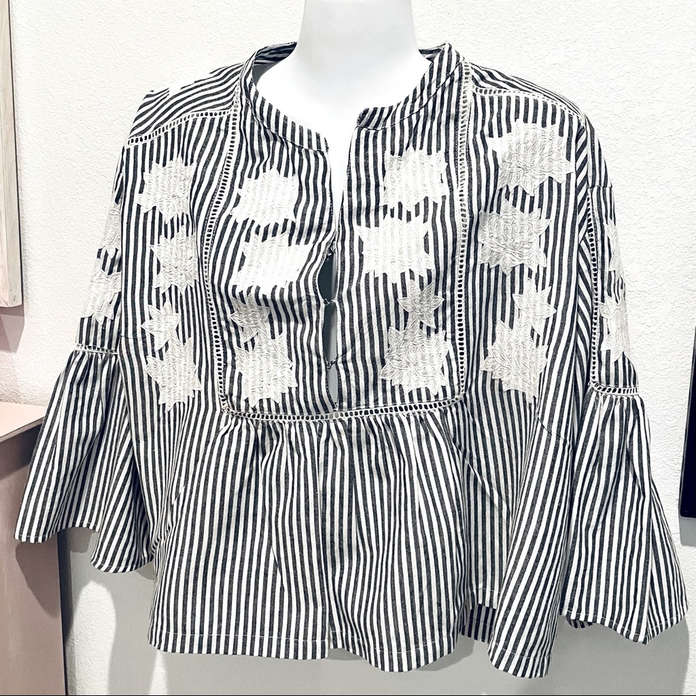 Floral Gray & White Seersucker Striped Blouse S